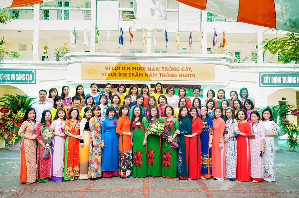 Nhà trường vinh dự được cờ của LIÊN ĐOÀN LAO ĐỘNG - Thành phố Hà Nội năm học 2021-2022